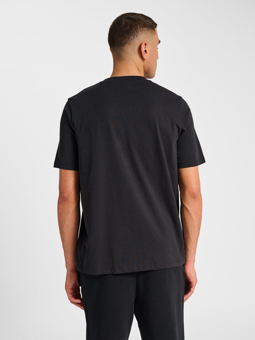hmlPULSE T-SHIRT, BLACK hmlPULSE T-SHIRT, BLACK, model