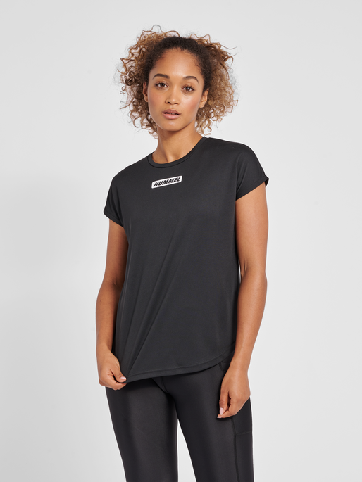 hmlTE TOLA LOOSE T-SHIRT, BLACK, model
