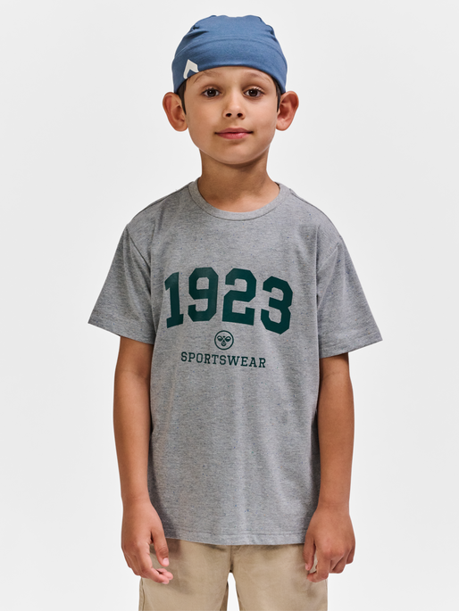 hmlNIPPS T-SHIRT S/S, LIGHT GREY MELANGE, model
