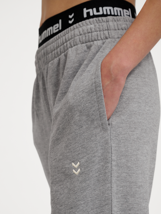 hmlPULSE W SWEAT PANTS, GREY MELANGE, model