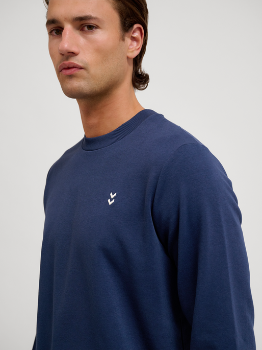 hmlPULSE SWEAT CREWNECK, DRESS BLUES, model