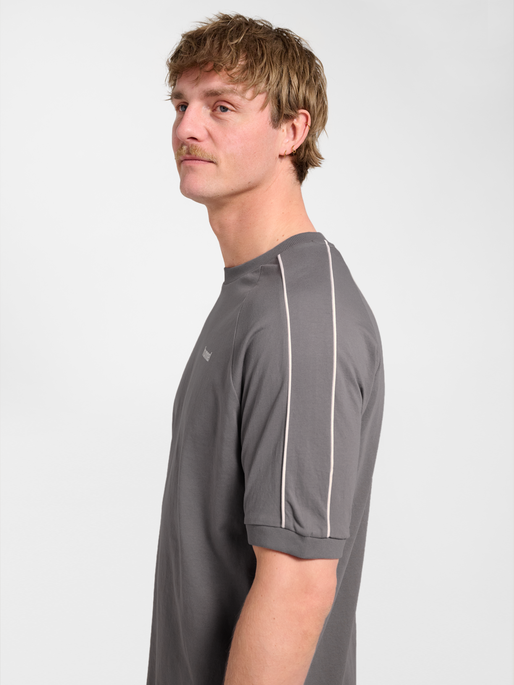 hmlCLUB REST DAY T-SHIRT S/S, CHARCOAL GRAY, model
