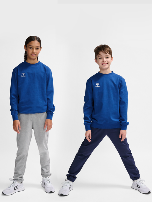 hmlGO 2.0 SWEATSHIRT KIDS, TRUE BLUE, model