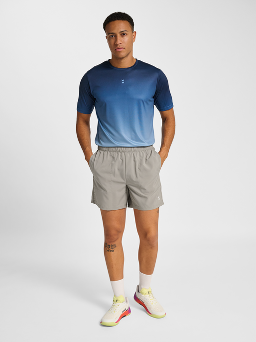 hmlPULSE WORKOUT SHORTS, ROCK RIDGE, model