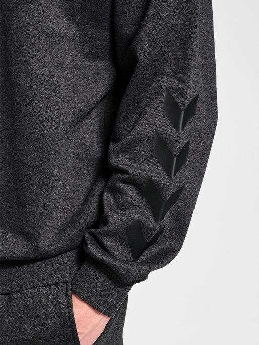hmlCHEVRON ATHLETIC SWEATSHIRT, DARK GREY MELANGE, model