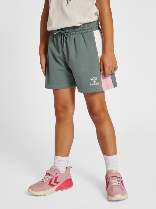 hmlPALOMI SHORTS, LAUREL WREATH, model
