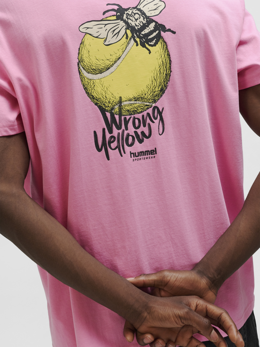 hmlLOOSE T-SHIRT S/S WRONG YELLOW, SACHET PINK, model