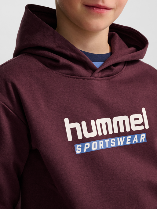 hmlJR LOGO HOODIE, VINEYARD WINE, model