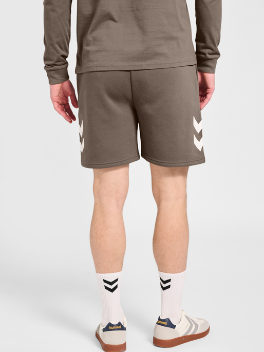 hmlLEGACY 2.0 SHORTS, DARK NIGHT, model