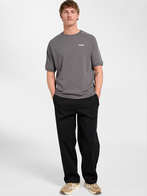 hmlCLUB REST DAY T-SHIRT S/S, CHARCOAL GRAY, model