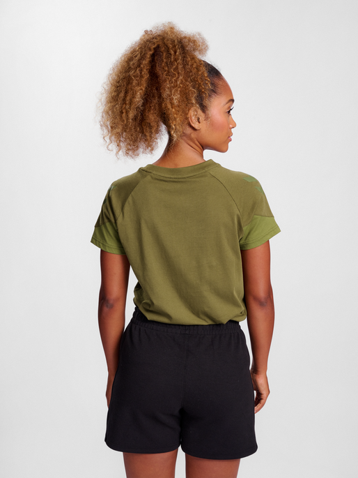 hmlTRAVEL T-SHIRT S/S WOMAN, MILITARY OLIVE, model