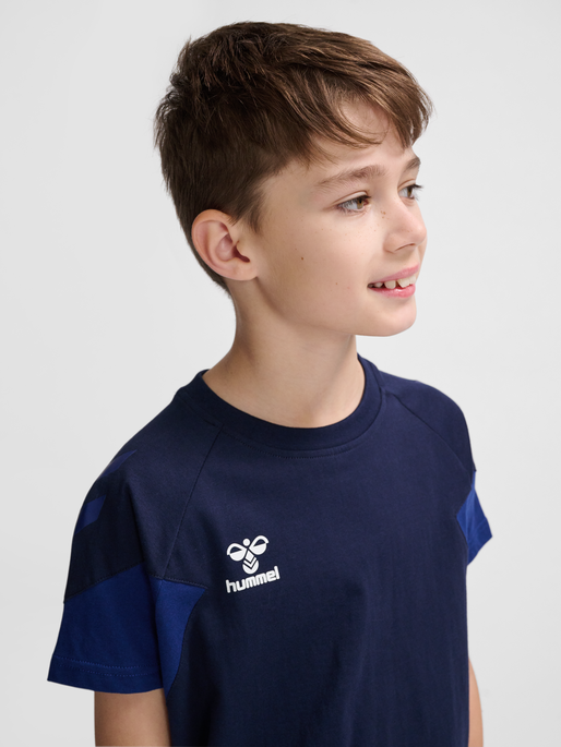 hmlTRAVEL T-SHIRT S/S KIDS, MARINE, model