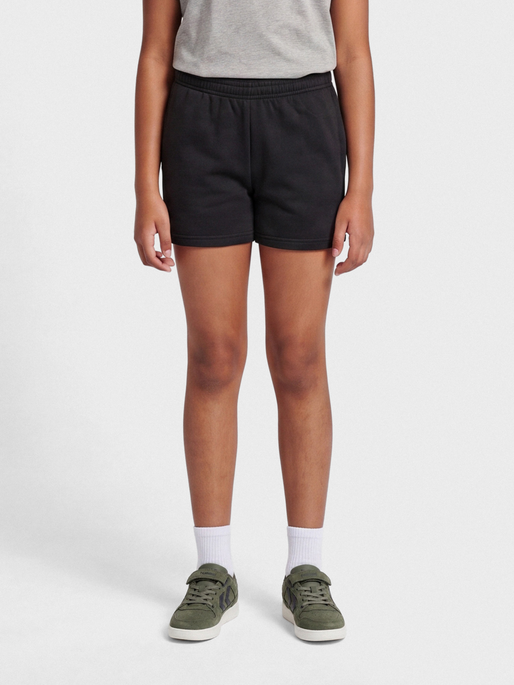 hmlRED BASIC SWEAT SHORTS KIDS, BLACK, model