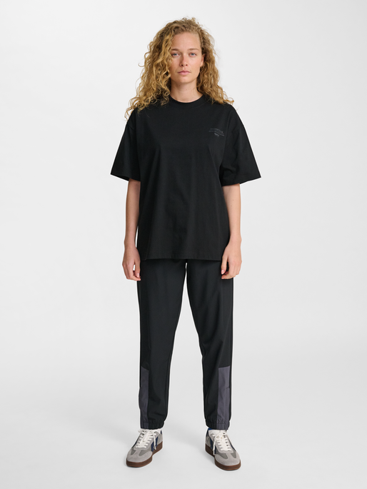 hmlLOOSE T-SHIRT S/S KICK OFF CLUB, BLACK, model