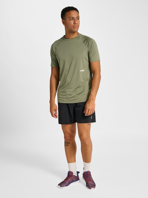 hmlPULSE WORKOUT T-SHIRT S/S, DEEP LICHEN GREEN, model