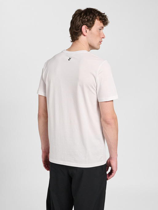 hmlPULSE GRAPHIC T-SHIRT S/S, WHITE/RED, model
