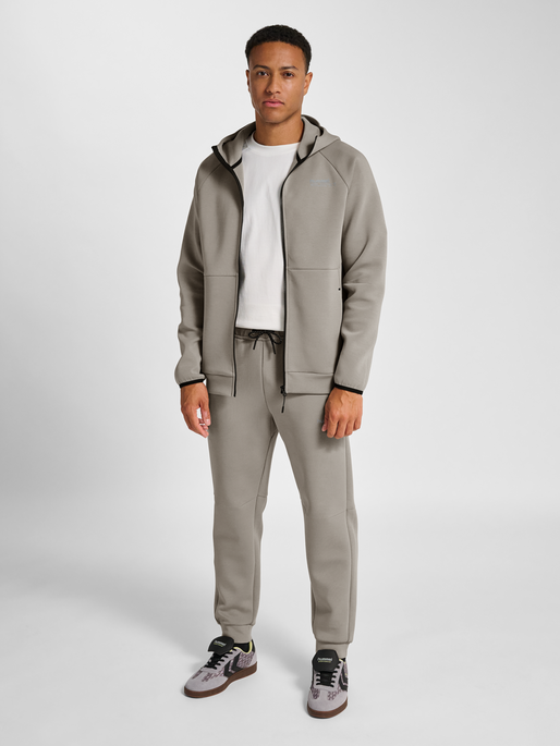 hmlTECH FLEECE REGULAR PANTS, ROCK RIDGE, model