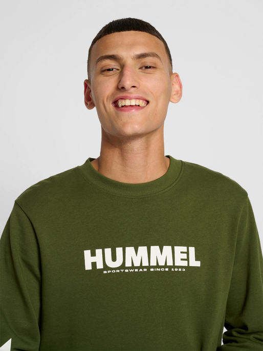 hmlLEGACY SWEATSHIRT, RIFLE GREEN, model