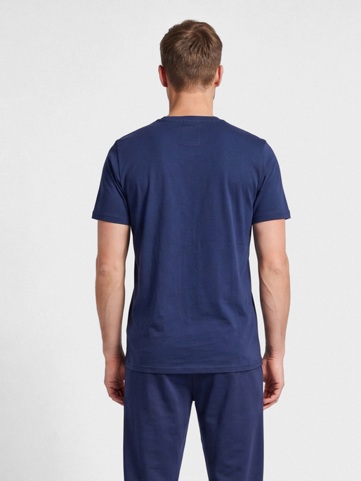 hmlPULSE GRAPHIC T-SHIRT S/S, DRESS BLUES/WHITE, model