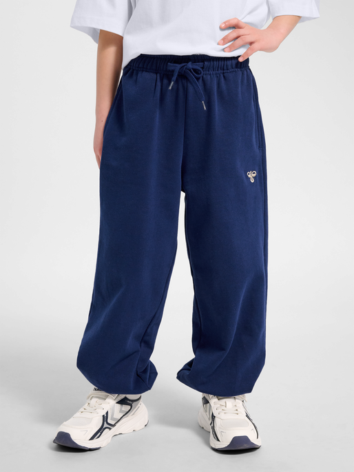 hmlJR JUMP BOXY ELASTIC SWEATPANTS, MEDIEVAL BLUE, model