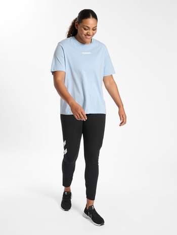 hmlLEGACY WOMAN T-SHIRT PLUS, CELESTIAL BLUE, model