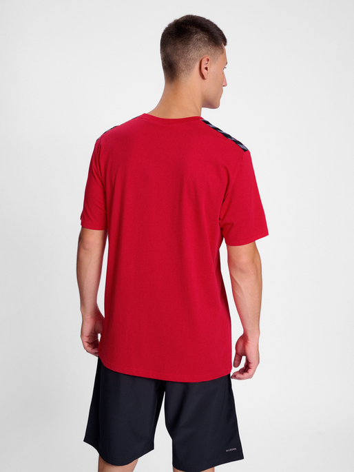 hmlAUTHENTIC CO T-SHIRT S/S, TRUE RED, model