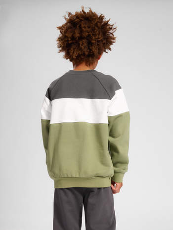 hmlCLAES SWEATSHIRT, OIL GREEN, model