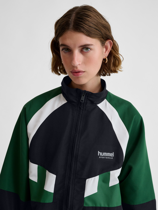 hmlTRACKSUIT JACKET SPORTSWEAR, BLACK, model