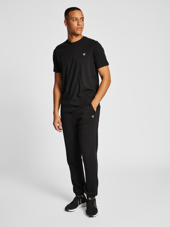 hmlIC FRED T-SHIRT, BLACK, model