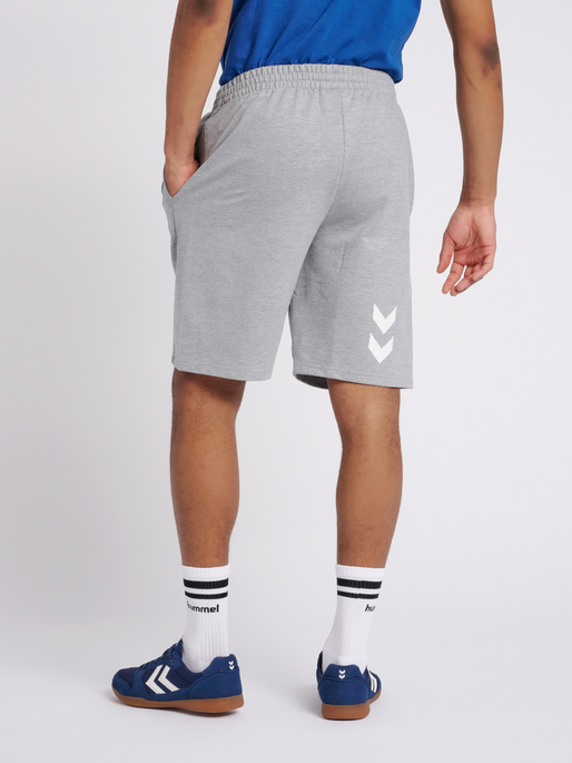 HMLGO COTTON BERMUDA SHORTS, GREY MELANGE, model