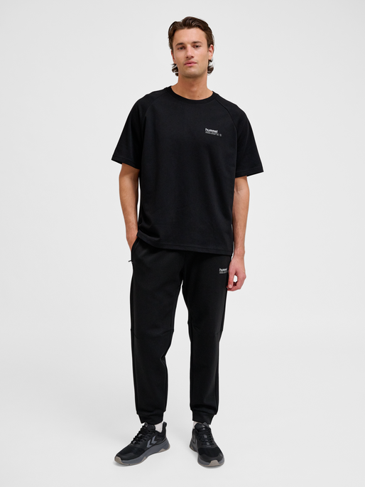 hmlTECH FLEECE REGULAR PANTS, BLACK, model
