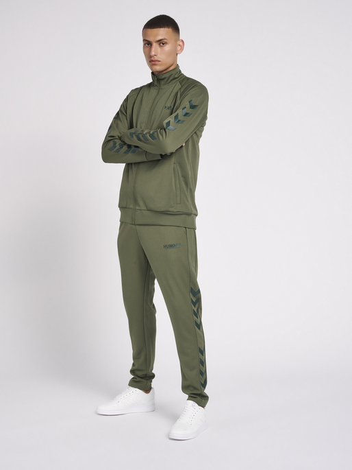 hmlLEGACY POLY ZIP JACKET, BEETLE, model