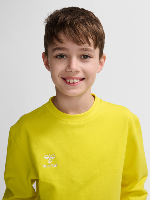 hmlGO 2.0 SWEATSHIRT KIDS, BLAZING YELLOW, model