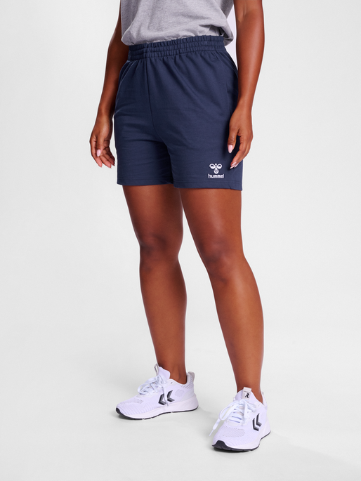 hmlGO 2.0 SWEATSHORTS WOMAN, MARINE, model