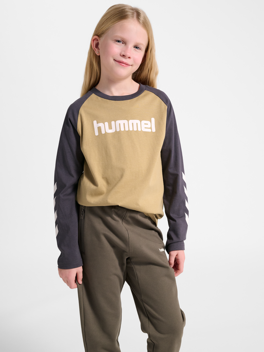 hmlJR LOGO T-SHIRT L/S, CORNSTALK, model