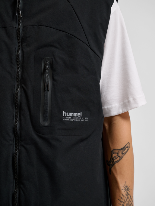 hmlTECH PADDED VEST, BLACK, model