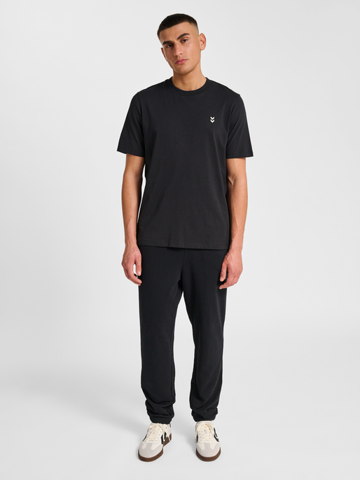 hmlPULSE T-SHIRT, BLACK hmlPULSE T-SHIRT, BLACK, model