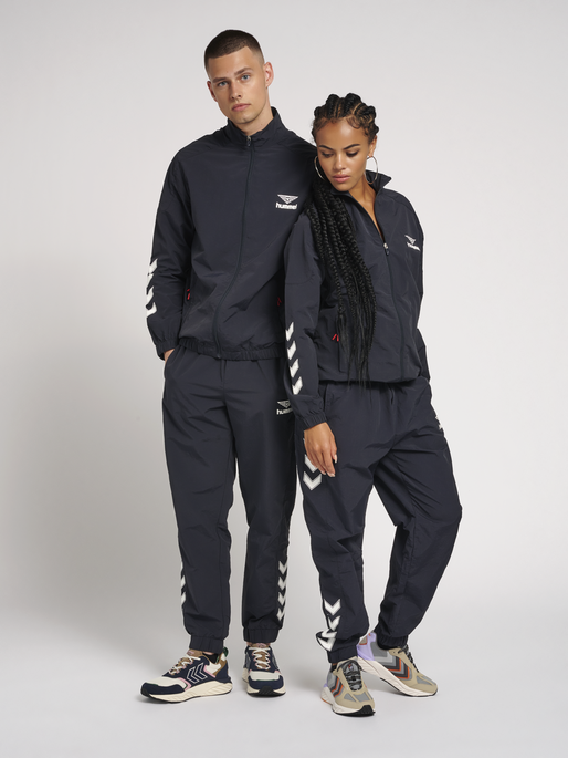 hmlNIKKI ZIP JACKET, 7381, model