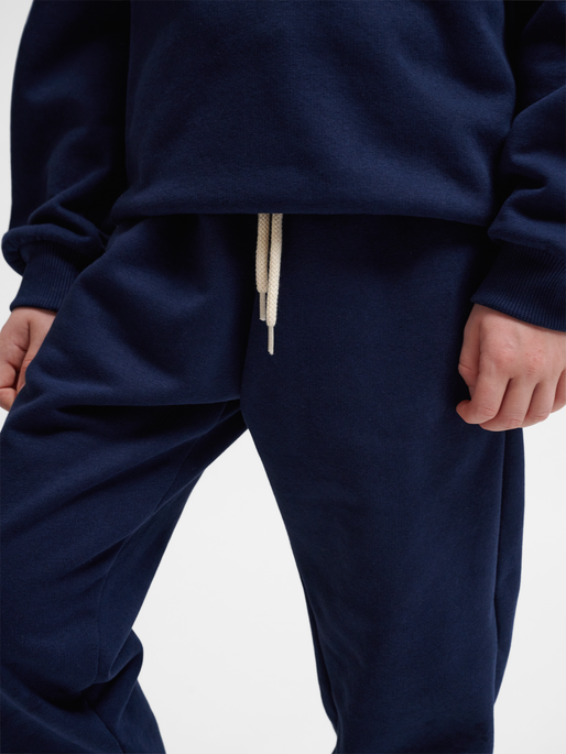hmlJR LOOSE SWEATPANTS BEE, DRESS BLUES, model
