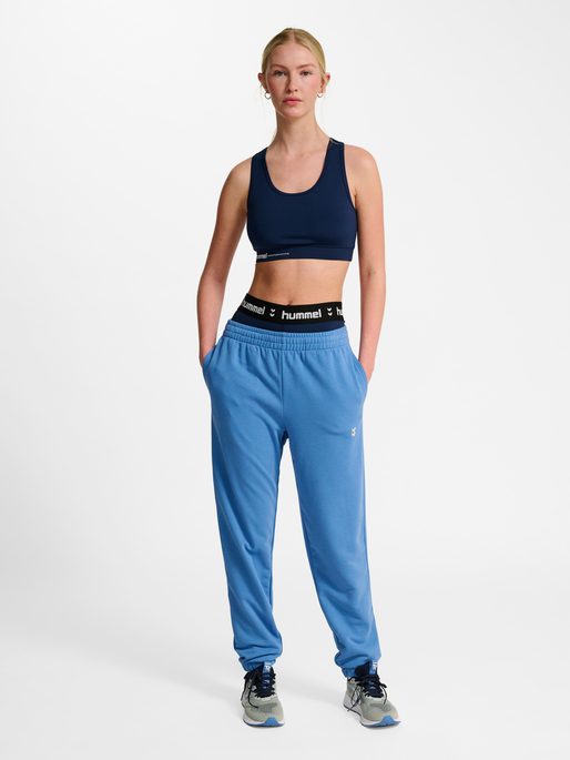 hmlPULSE W SWEAT PANTS, RIVERSIDE, model