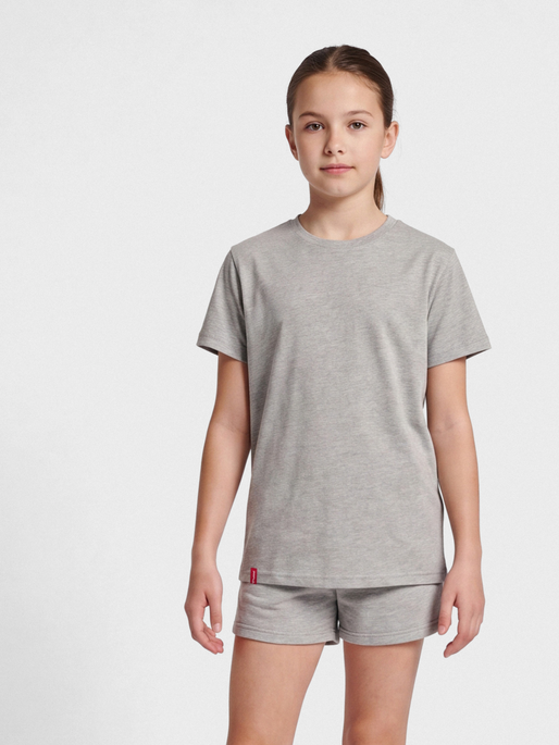 hmlRED BASIC T-SHIRT S/S KIDS, GREY MELANGE, model