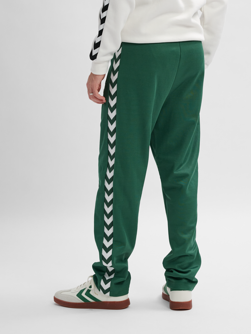 hmlARCHIVE REGULAR POLY PANTS, DARK GREEN, model