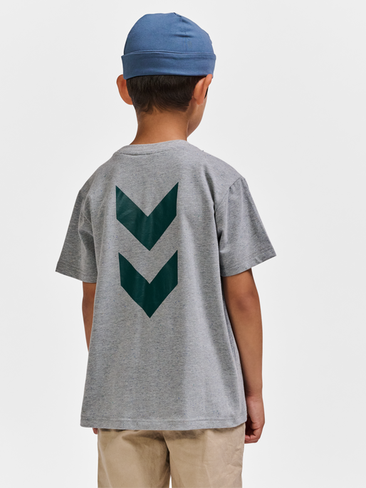 hmlNIPPS T-SHIRT S/S, LIGHT GREY MELANGE, model