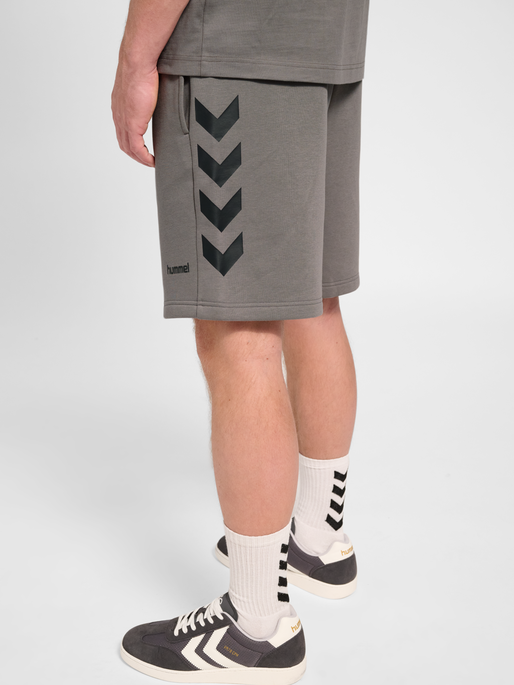 hmlKEEPER CHEVRON SHORTS, CHARCOAL GRAY, model