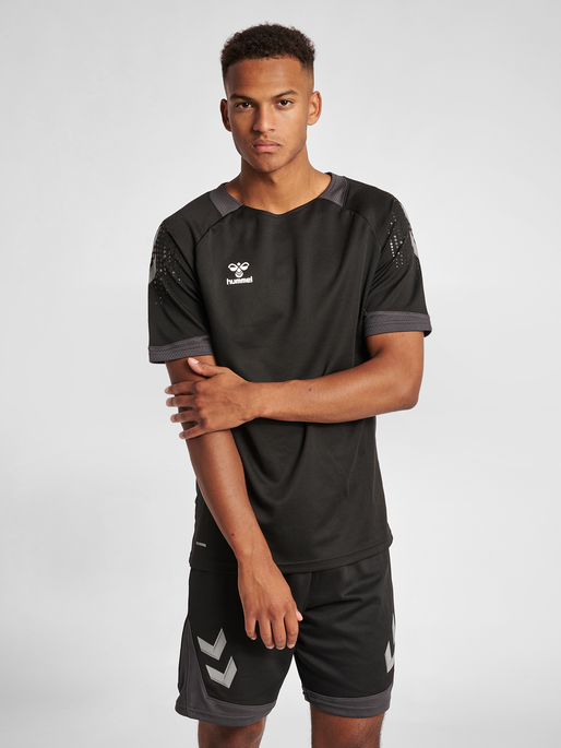 hmlLEAD S/S POLY JERSEY, BLACK, model