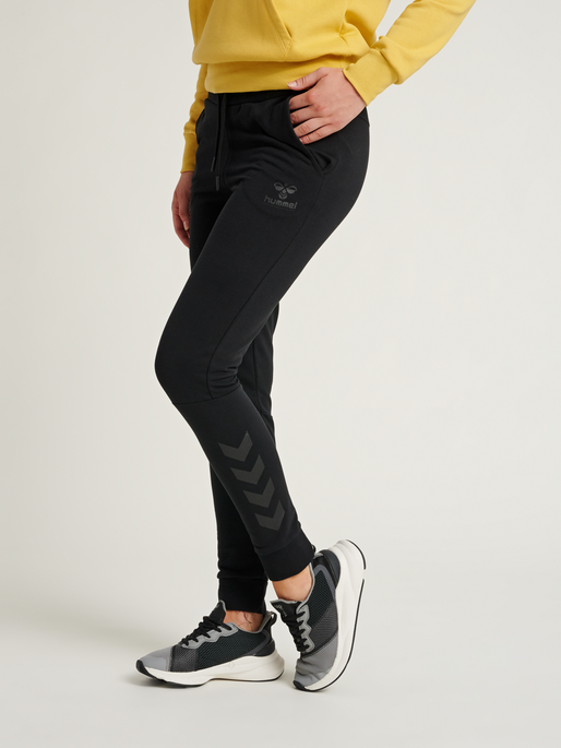 hmlNONI TAPERED PANTS, 2001, model