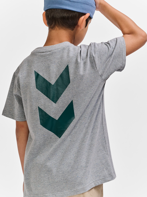 hmlNIPPS T-SHIRT S/S, LIGHT GREY MELANGE, model