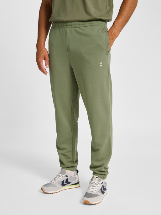 hmlPULSE SWEAT PANTS, DEEP LICHEN GREEN, model