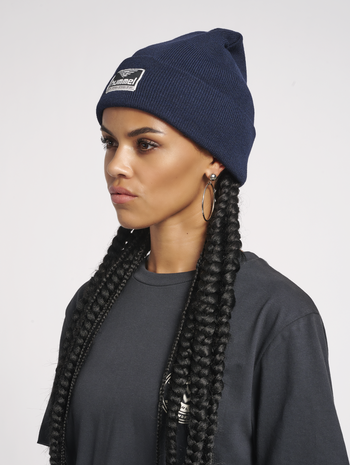 hmlEMIL BEANIE, DARK NAVY, model