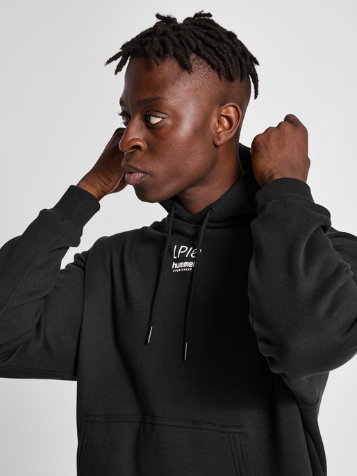 hmlLP10 BOXY SWEAT HOODIE, BLACK, model